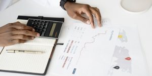 基金经理是做什么的 主动型和被动型有差别 (https://www.cnq.net/) 基金基础教程 第1张